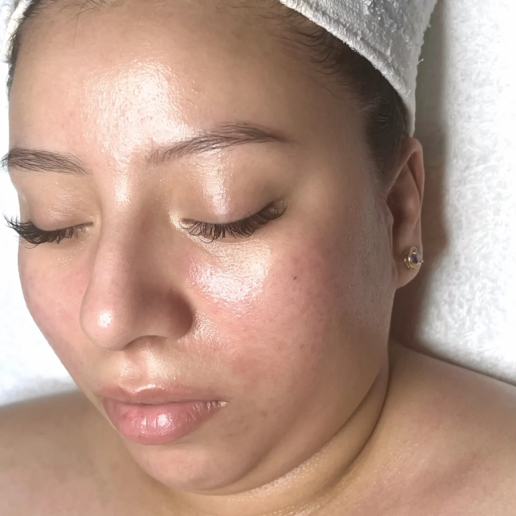 Leonardo_Kino_XL_A_light_black_woman_getting_luxury_Facial_Tre_2